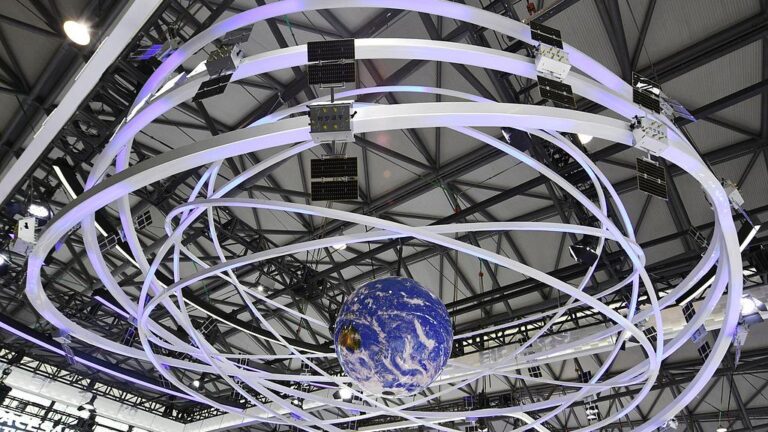 Un modèle de la constellation de satellites IoT de Zhejiang Geespace Technology est exposé lors d'une exposition à Shanghai, en Chine, le 24 juin 2026. /VCG
