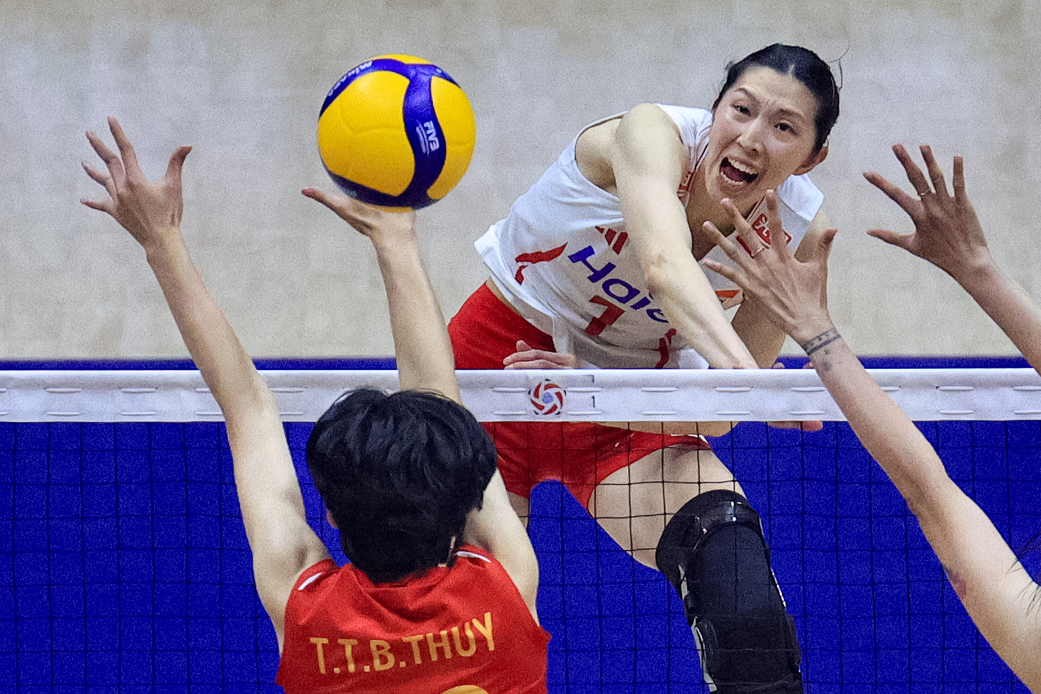 La Chinoise Wu Mengjie (#1) pointe le ballon contre le Vietnam lors d'un match quart de finale au Championnat d'Asie de volley-ball féminin dans la municipalité de Tianjin, dans le nord de la Chine, le 28 août 2026. /VCG