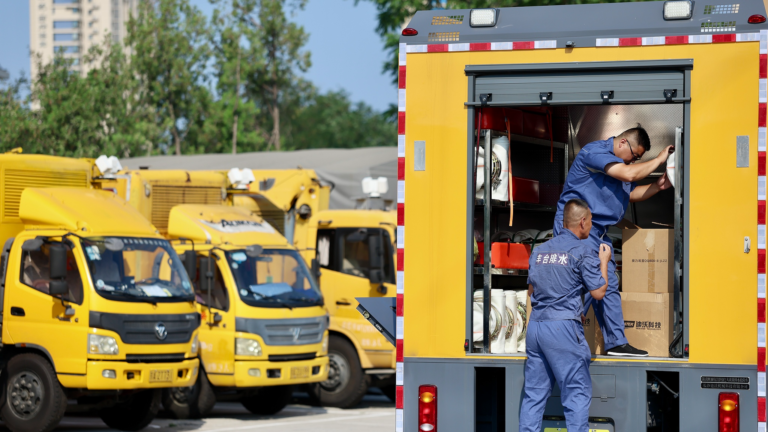 Le personnel de l'Autorité des eaux du district de Fengtai à Pékin inspecte et teste les véhicules de drainage et d'intervention d'urgence avant de fortes pluies, le 10 août 2026. /VCG