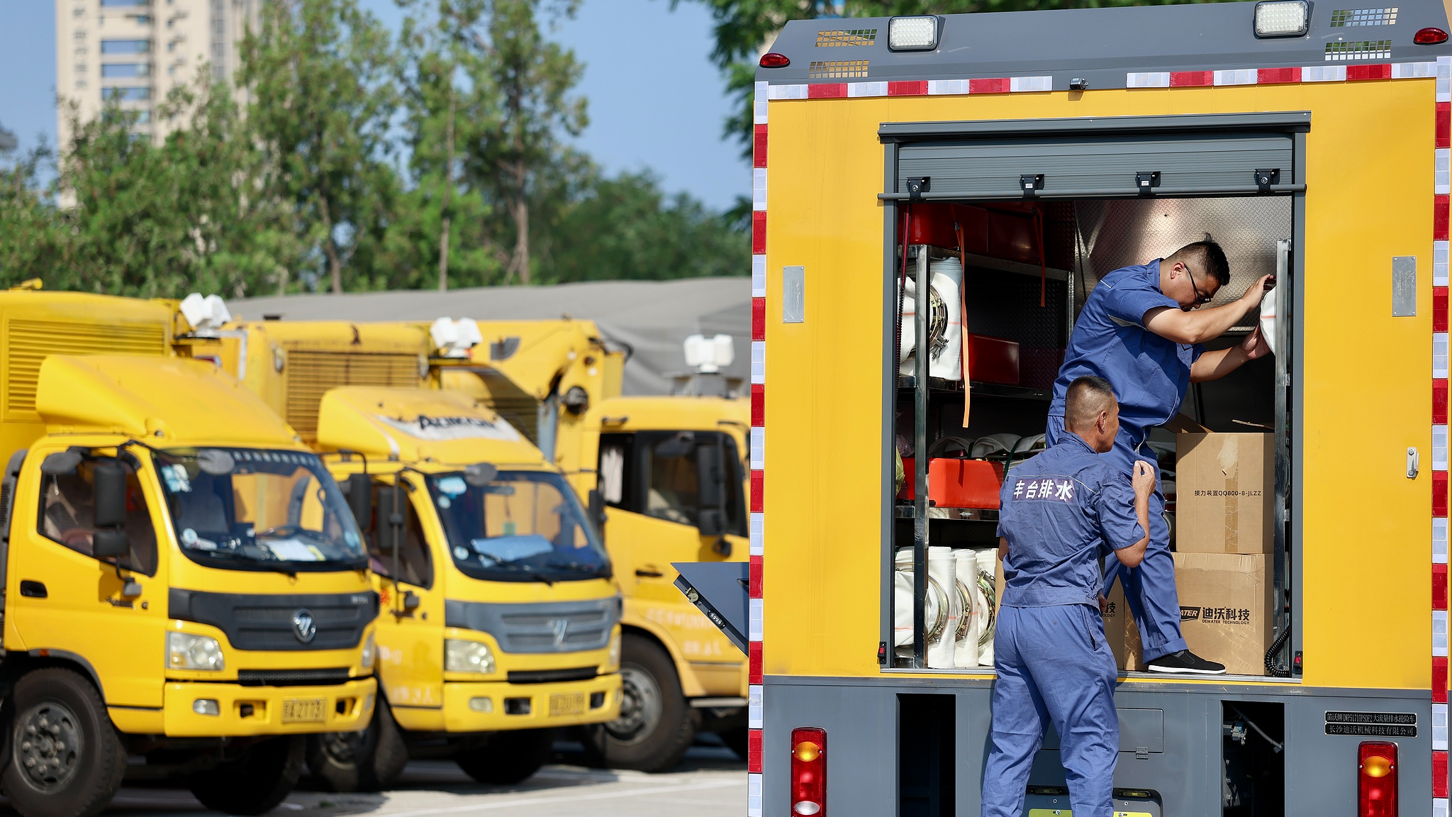 Le personnel de l'Autorité des eaux du district de Fengtai à Pékin inspecte et teste les véhicules de drainage et d'intervention d'urgence avant de fortes pluies, le 10 août 2026. /VCG