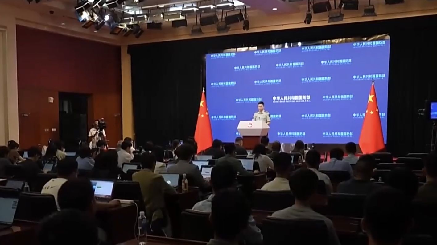 Le porte-parole chinois de la défense, Zhang Xiaogang, répond aux questions lors d'un point de presse, le 27 août 2026. /CMG
