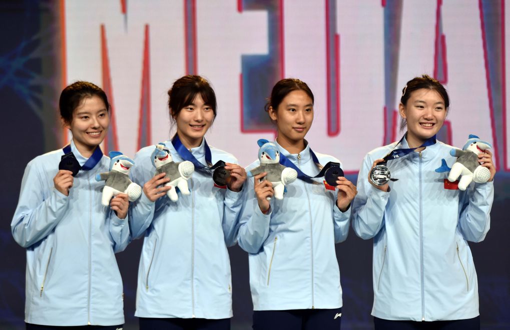 De gauche à droite : Les Chinois Zhang Xinyi, Wei Jiayi, Rao Xueyi et Pan Qimiao affichent leurs médailles d'argent après avoir terminé la finale du sabre par équipe féminine contre la Hongrie aux Championnats du monde d'escrime dans la région administrative spéciale de Hong Kong en Chine, le 29 juillet 2026. /Xinhua
