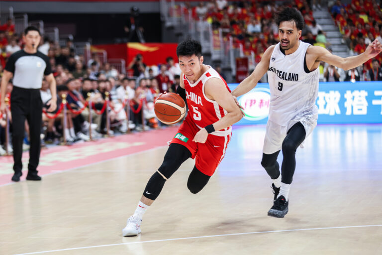 L'arrière chinois Liao Sanning (#5) affronte l'attaquant néo-zélandais James Moors lors d'un match d'échauffement à Foshan, dans la province du Guangdong (sud de la Chine), le 17 août 2026. /VCG