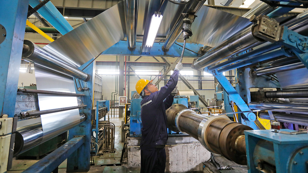 Un ouvrier utilise des équipements dans une nouvelle usine de fabrication de matériaux, dans la ville de Huaibei, dans la province de l'Anhui (est de la Chine), le 17 août 2026. /VCG