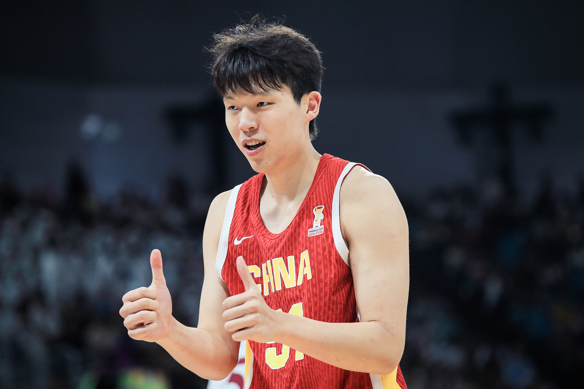 Yang Hansen lors du deuxième tour du match entre la Chine et le Qatar lors des éliminatoires asiatiques de la Coupe du monde FIBA ​​à Doha, Qatar, le 27 août 2026. /VCG