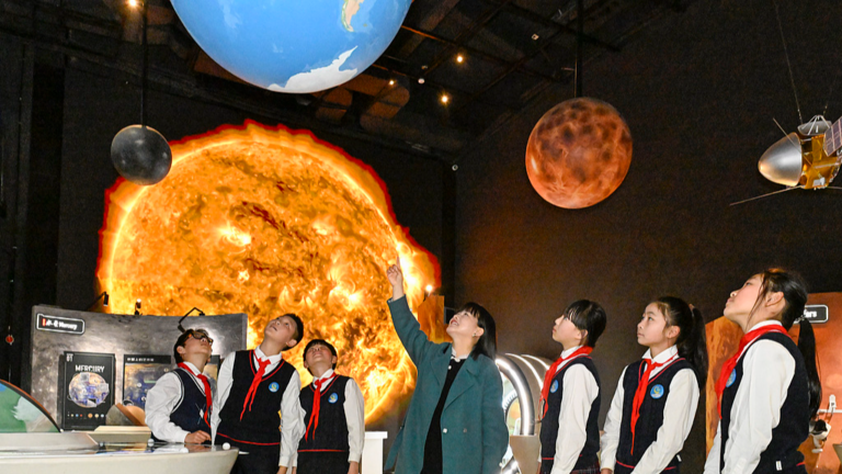 Des élèves du primaire découvrent la science de l'espace lointain au Musée d'art de vulgarisation scientifique de l'exploration de l'espace profond à Hefei, province de l'Anhui, Chine, le 20 mars 2026. /VCG