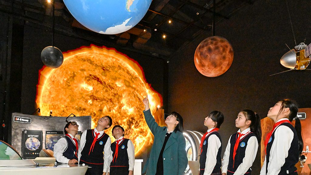 Des élèves du primaire découvrent la science de l'espace lointain au Musée d'art de vulgarisation scientifique de l'exploration de l'espace profond à Hefei, province de l'Anhui, Chine, le 20 mars 2026. /VCG