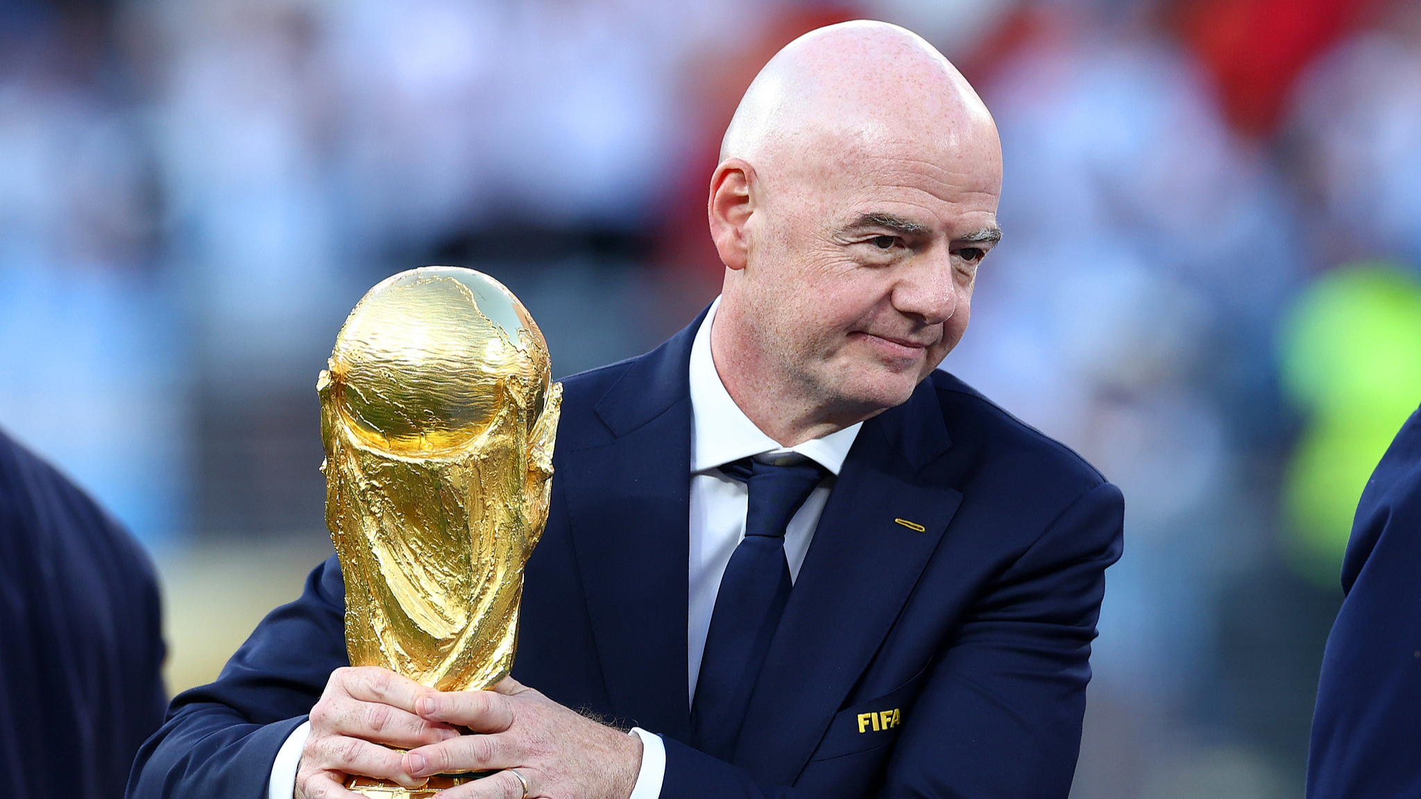 Le président de la FIFA, Gianni Infantino, tient le trophée du championnat après la victoire de l'Espagne contre l'Argentine lors de la finale de la Coupe du Monde de la FIFA 2026 à East Rutherford, New Jersey, États-Unis, le 19 juillet 2026. /VCG
