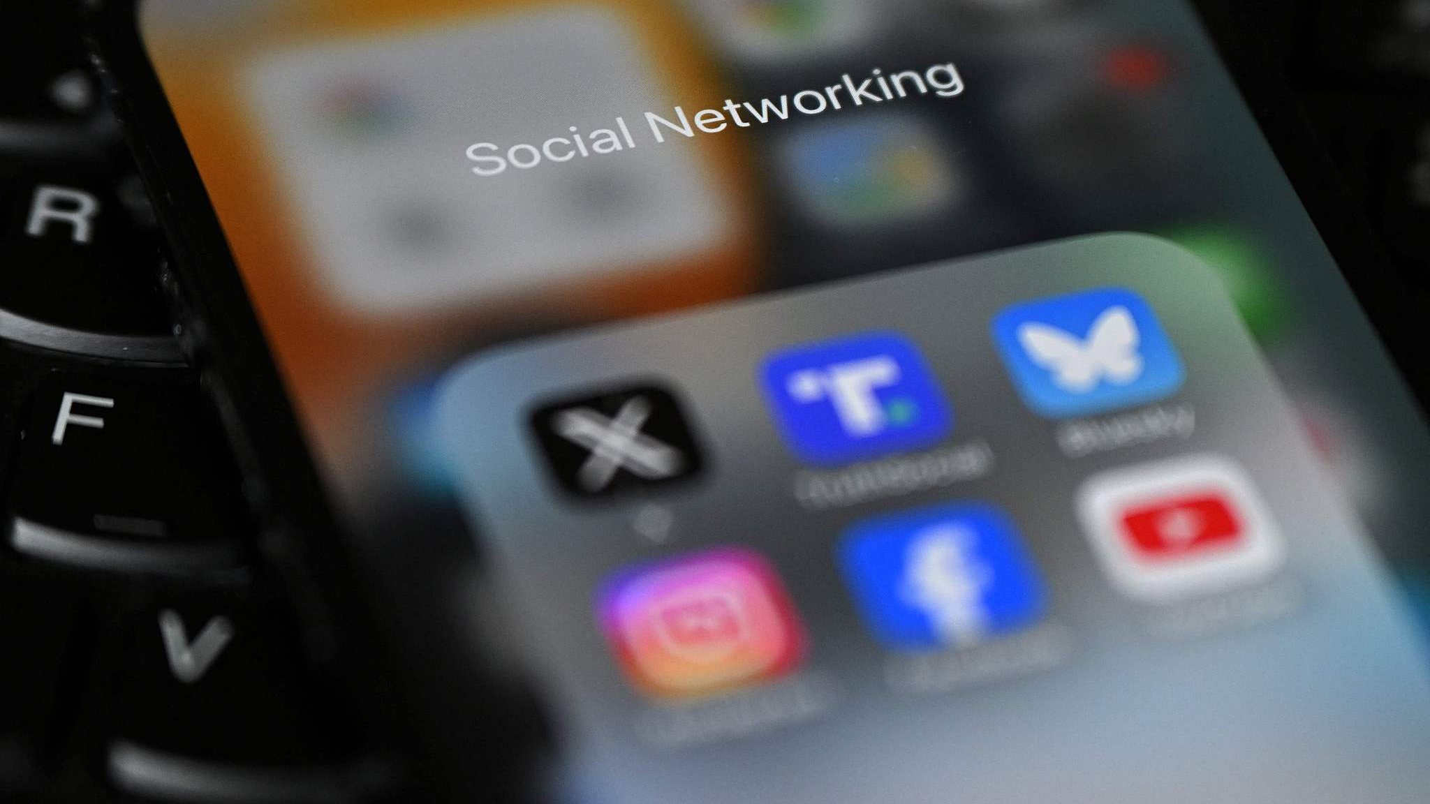 Une photo montre des applications de réseaux sociaux affichées sur l’écran d’un téléphone. /VCG