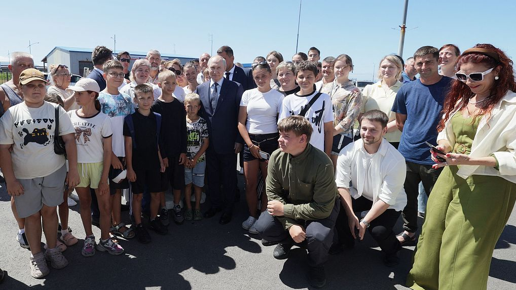Le président russe Vladimir Poutine interagit avec les habitants de l'île d'Iturup, dans le sud des îles Kouriles, le 13 août 2026. /VCG
