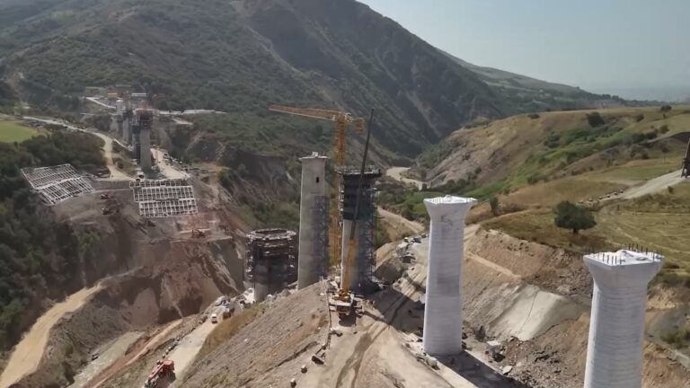 La construction du tronçon kirghize de la voie ferrée Chine-Kirghizistan-Ouzbékistan est en cours. /CMG