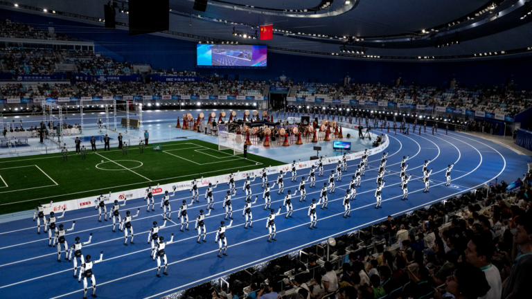 Des robots humanoïdes se produisent lors de la cérémonie d'ouverture des deuxièmes Jeux mondiaux des robots à l'Anneau national de patinage de vitesse à Pékin, en Chine, le 22 août 2026. /VCG