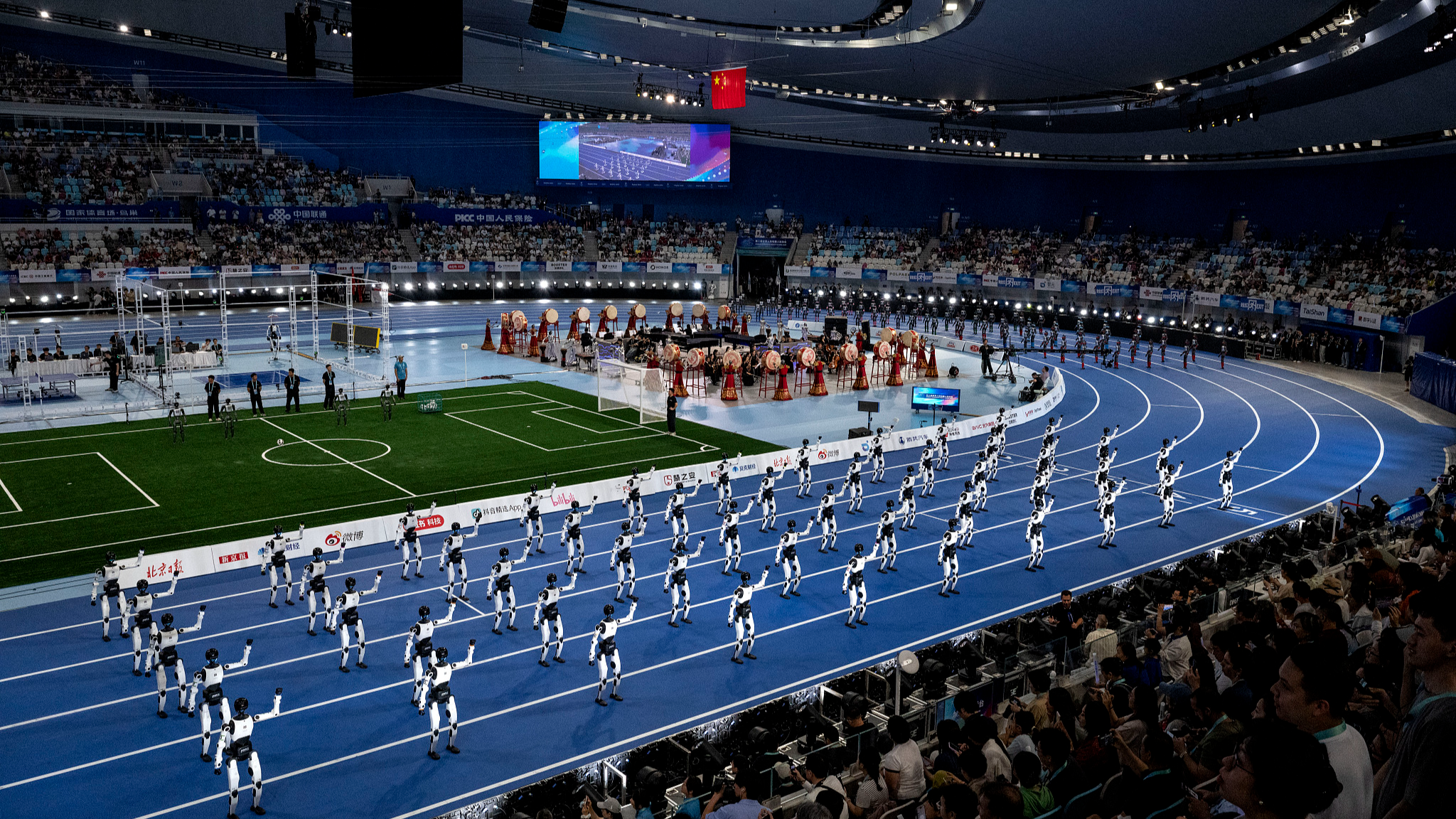 Des robots humanoïdes se produisent lors de la cérémonie d'ouverture des deuxièmes Jeux mondiaux des robots à l'Anneau national de patinage de vitesse à Pékin, en Chine, le 22 août 2026. /VCG