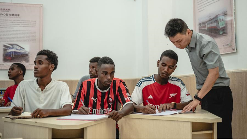 Un enseignant de l'Institut Confucius de Djibouti enseigne le chinois aux étudiants de l'Atelier Luban, un site d'enseignement de l'Institut Confucius, dans la ville de Djibouti, à Djibouti, le 6 novembre 2024. /Xinhua