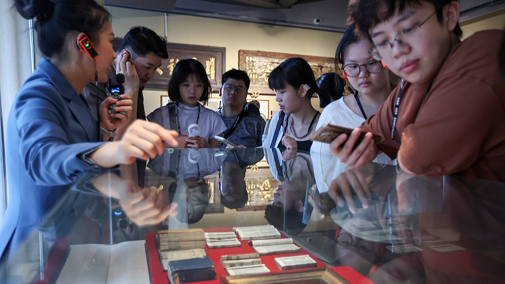 Des jeunes de Taiwan, en Chine, visitent le musée de l'édit impérial de Xuzhou, dans la ville de Xuzhou, dans la province chinoise du Jiangsu (est), le 17 août 2026. /VCG