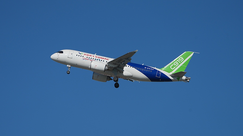 La première variante à haute altitude du C919 effectue son vol inaugural à l'aéroport international de Shanghai Pudong, à Shanghai, en Chine, le 29 juillet 2026. /VCG