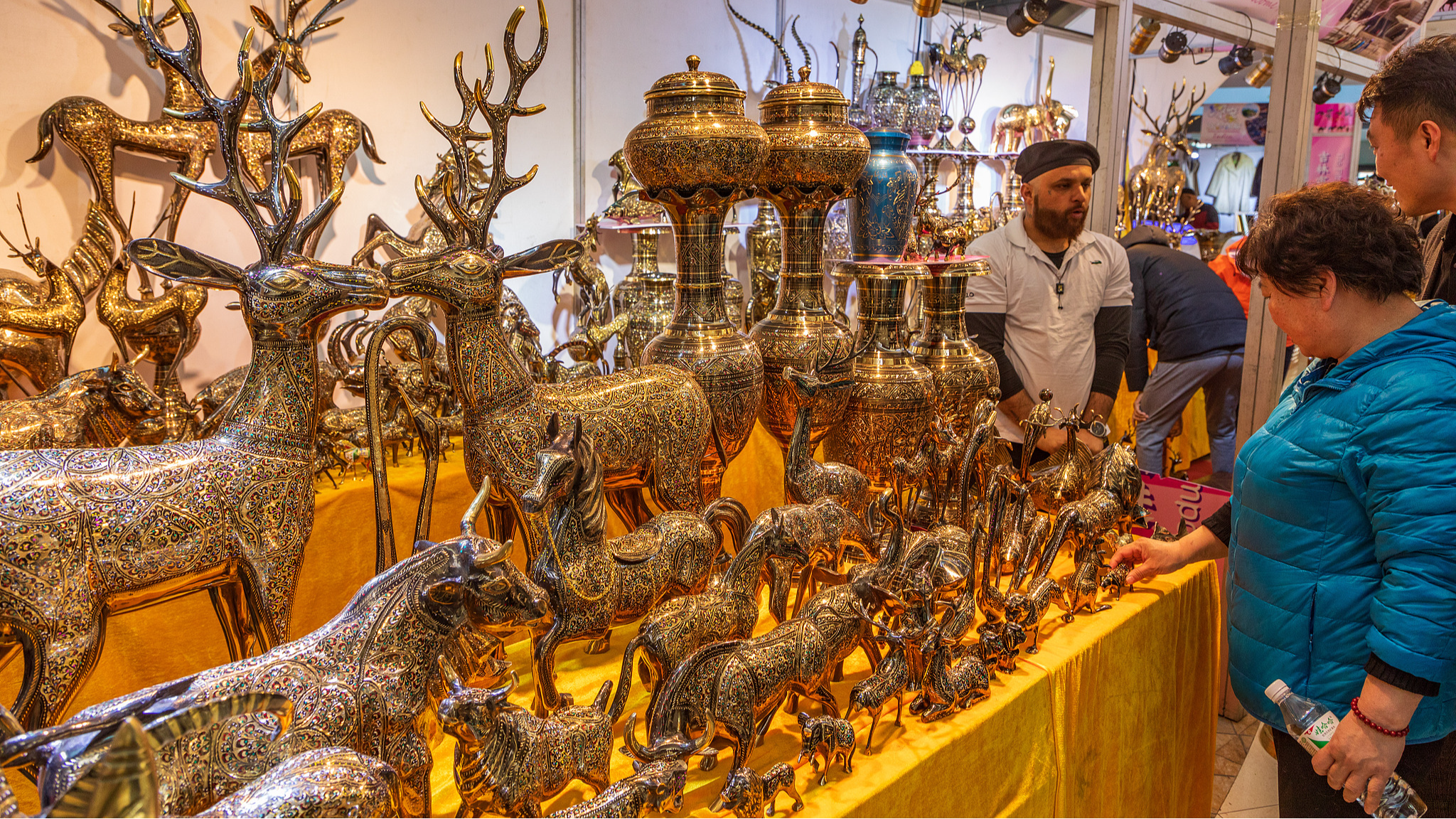 Un stand vendant des objets métalliques exquis lors d'une exposition d'importation dans la ville de Jilin, province du Jilin, nord-est de la Chine, le 5 avril 2024. /CFP