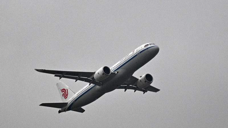 Le gros avion de ligne C919 développé par la Chine décolle de l'aéroport international de Pékin pour son premier vol commercial international régulier à Pékin, en Chine, le 12 août 2026. /VCG