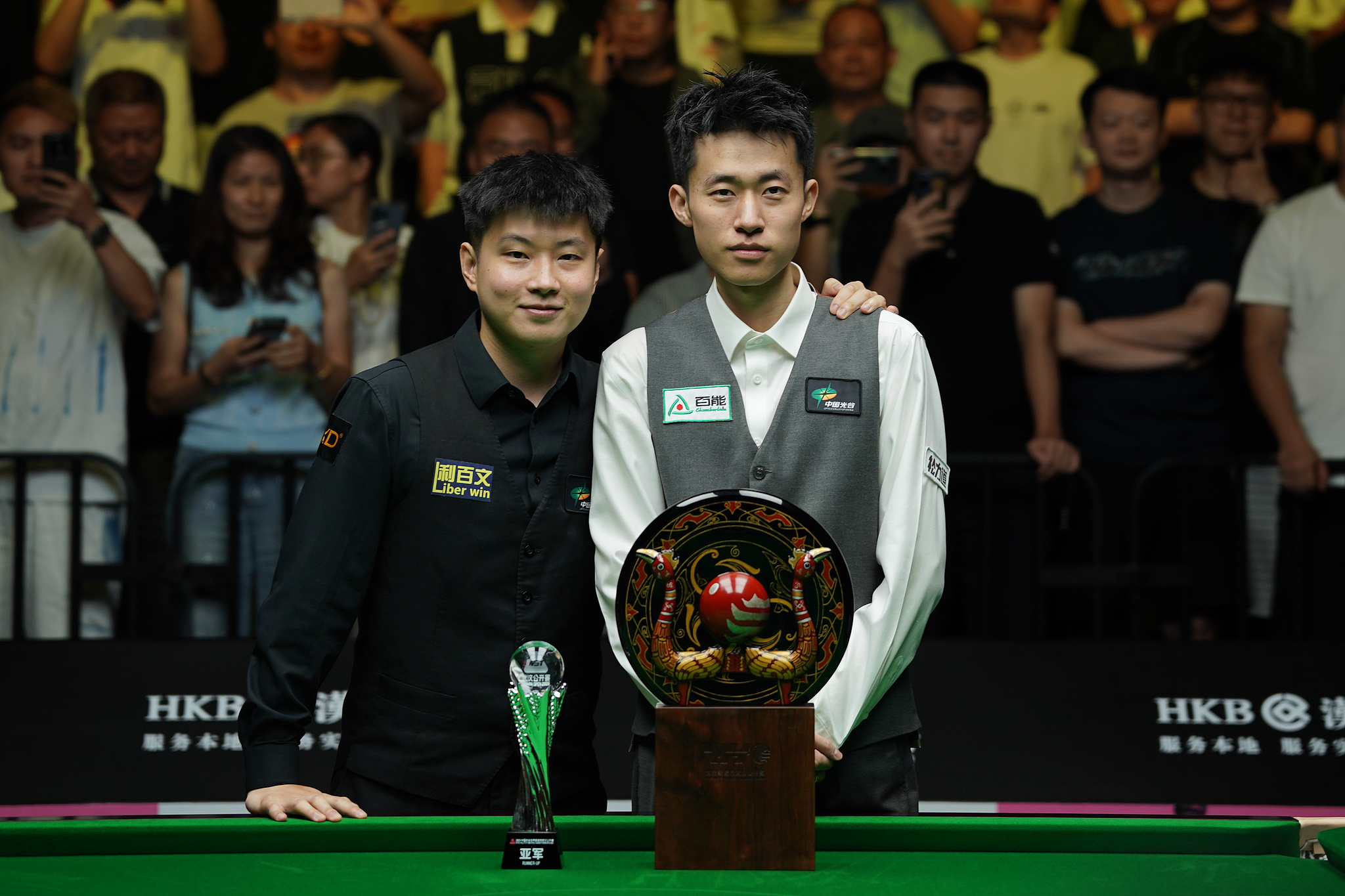 Chang Bingyu (à droite) et son compatriote chinois Zhao Xintong posent pour des photos lors de la cérémonie de remise des prix après la finale de l'Open de Wuhan à Wuhan, en Chine, le 29 août 2026. /VCG