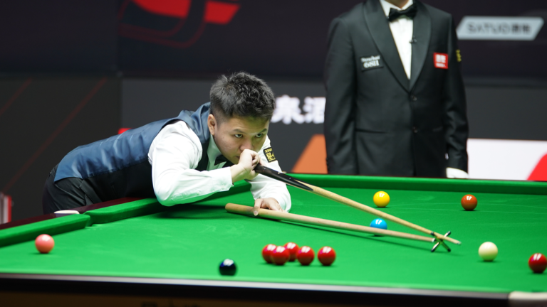Le Chinois Zhou Yuelong tire contre l'Anglais David Gilbert lors d'un match quart de finale au WST China Open à Taiyuan, province du Shanxi, Chine, le 14 août 2026. /VCG