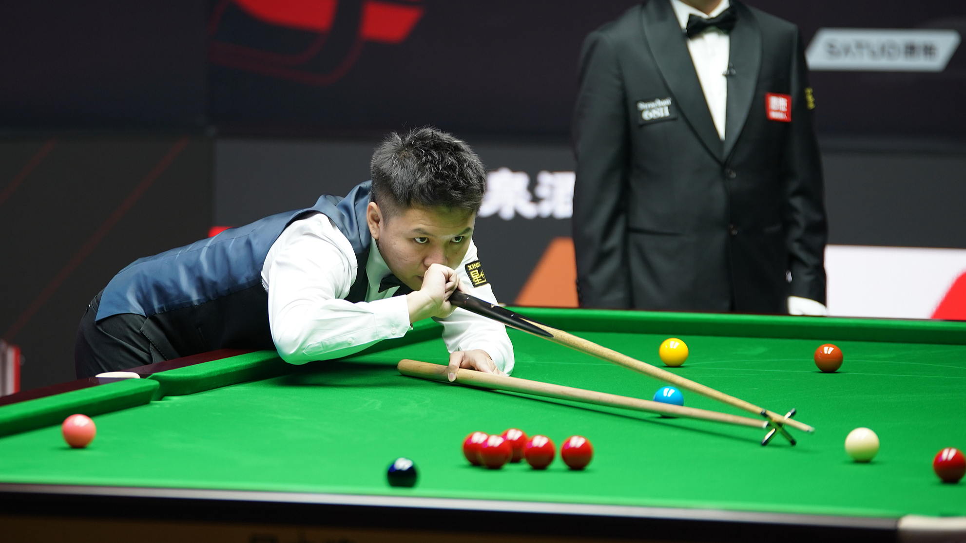 Le Chinois Zhou Yuelong tire contre l'Anglais David Gilbert lors d'un match quart de finale au WST China Open à Taiyuan, province du Shanxi, Chine, le 14 août 2026. /VCG
