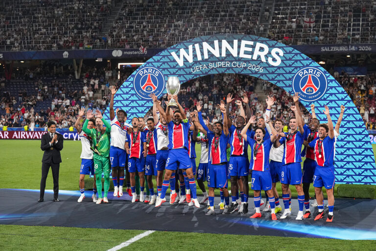 Marquinhos (au centre) lève le trophée avec ses coéquipiers après que le PSG ait battu Aston Villa pour remporter la Super Coupe de l'UEFA à la Red Bull Arena de Salzbourg, en Autriche, le 12 août 2026. /VCG