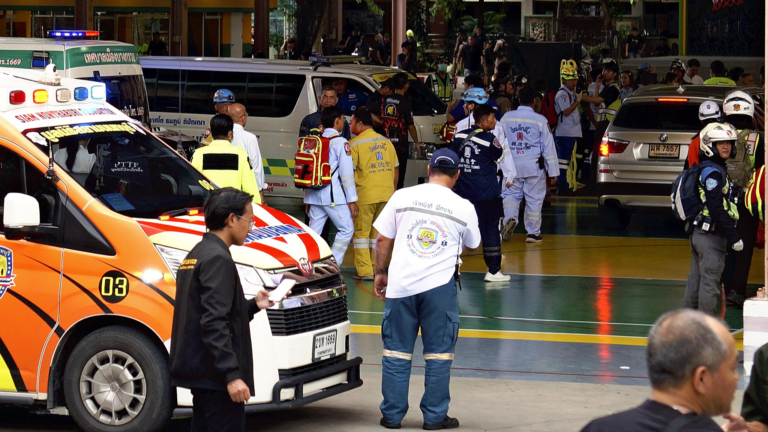 Des policiers et des secouristes se rassemblent à l'école Debsirin Nonthaburi à la suite d'une fusillade dans la province de Nonthaburi, en Thaïlande, le 7 août 2026. /VCG
