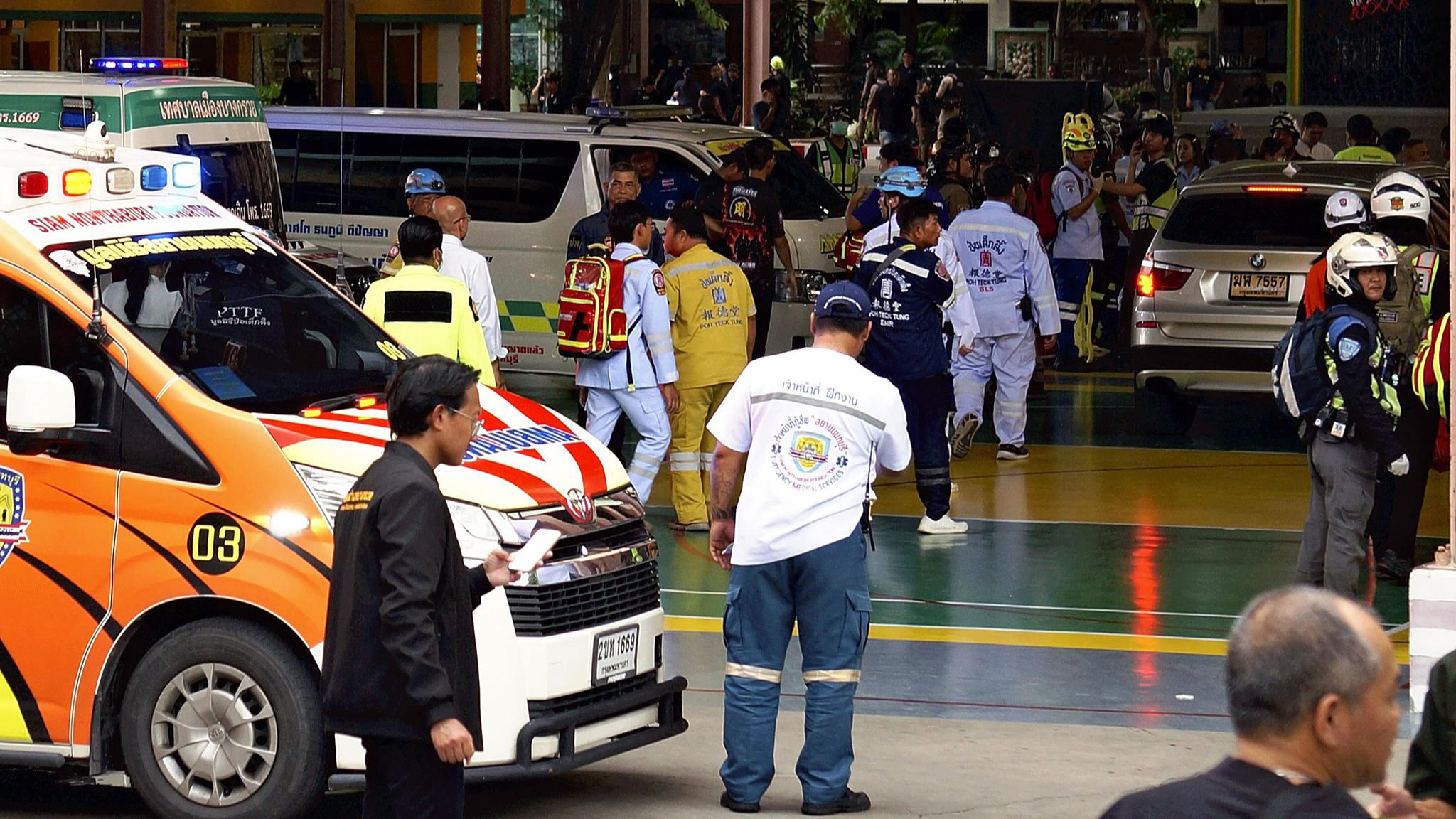 Des policiers et des secouristes se rassemblent à l'école Debsirin Nonthaburi à la suite d'une fusillade dans la province de Nonthaburi, en Thaïlande, le 7 août 2026. /VCG
