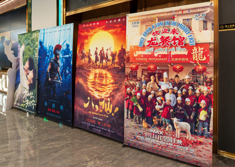 Les affiches de plusieurs films de la saison cinématographique d'été de cette année sont exposées dans un cinéma de Shanghai. /VCG