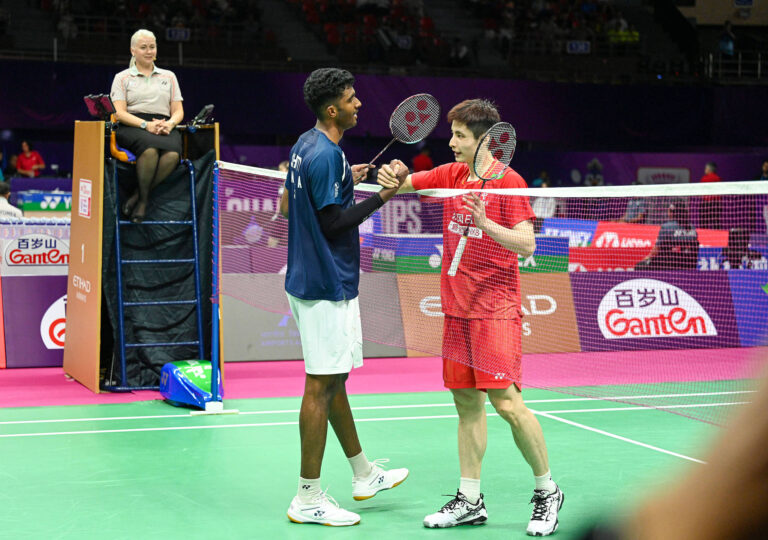 Le Chinois Shi Yuqi (à droite) serre la main de l'Indien Ayush Shetty après un match en simple masculin au premier tour des Championnats du monde de la BWF à New Delhi, en Inde, le 17 août 2026. /VCG
