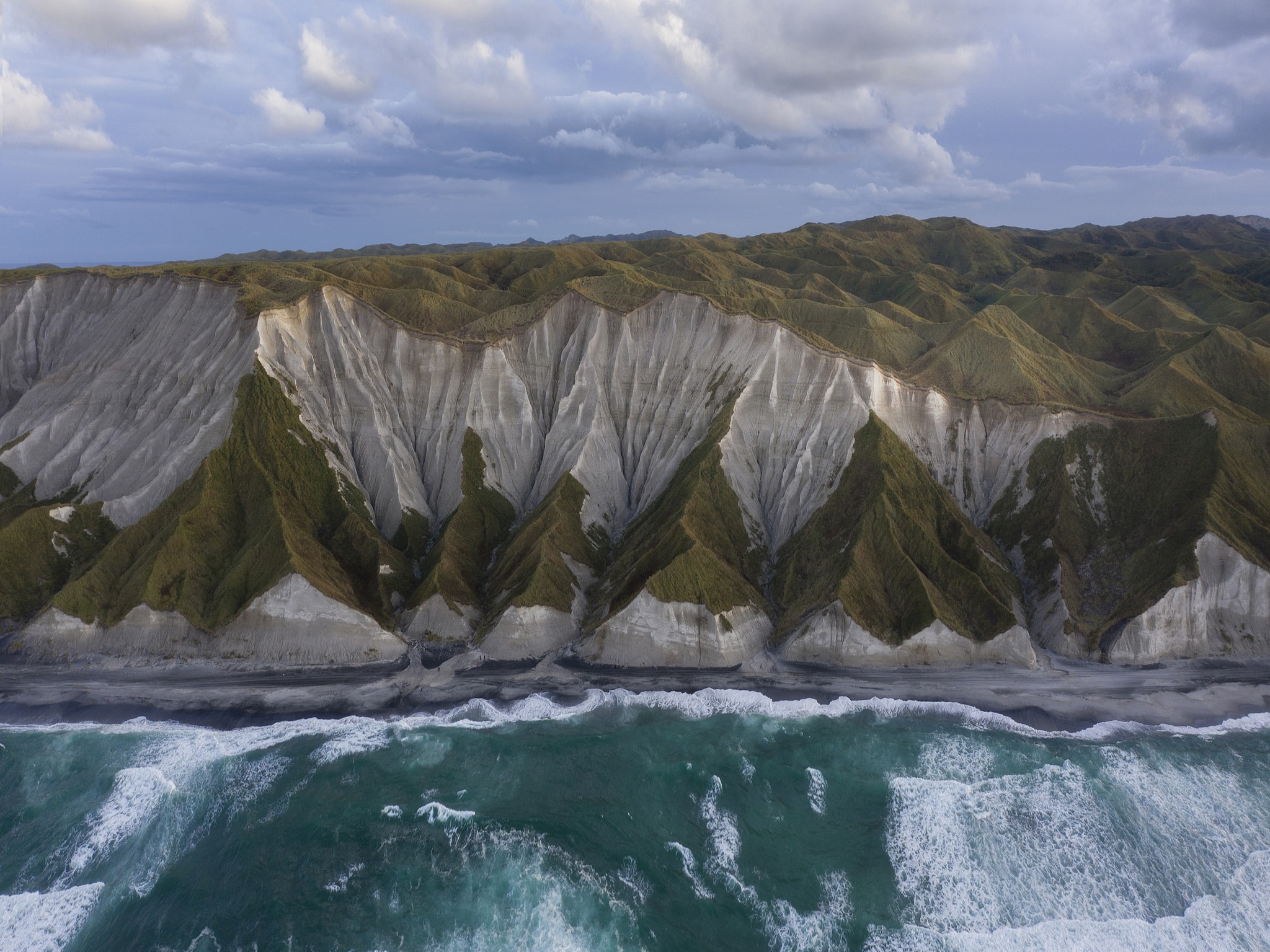 Une vue aérienne des îles Kouriles du Sud, situées entre la mer d'Okhotsk et l'océan Pacifique. Ils sont connus sous le nom de Territoires du Nord au Japon, le 16 mars 2022. /CFP