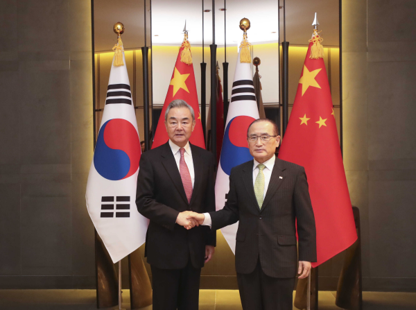 Wang Yi, membre du Bureau politique du Comité central du Parti communiste chinois et directeur du Bureau de la Commission centrale des affaires étrangères, rencontre Wi Sung-lac, le principal conseiller présidentiel à la sécurité nationale de la Corée du Sud, à Séoul, Corée du Sud, le 20 août 2026. /Ministère chinois des Affaires étrangères