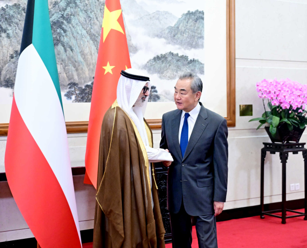 Le ministre chinois des Affaires étrangères Wang Yi (à droite) s'entretient avec le cheikh Jarrah Jaber Al-Ahmad Al-Sabah, ministre des Affaires étrangères du Koweït, à Pékin, en Chine, le 24 août 2026. /Ministère chinois des Affaires étrangères