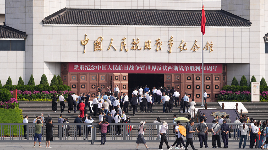 Des gens visitent le Musée de la guerre de résistance du peuple chinois contre l'agression japonaise à Pékin, en Chine, le 2 septembre 2025. /VCG
