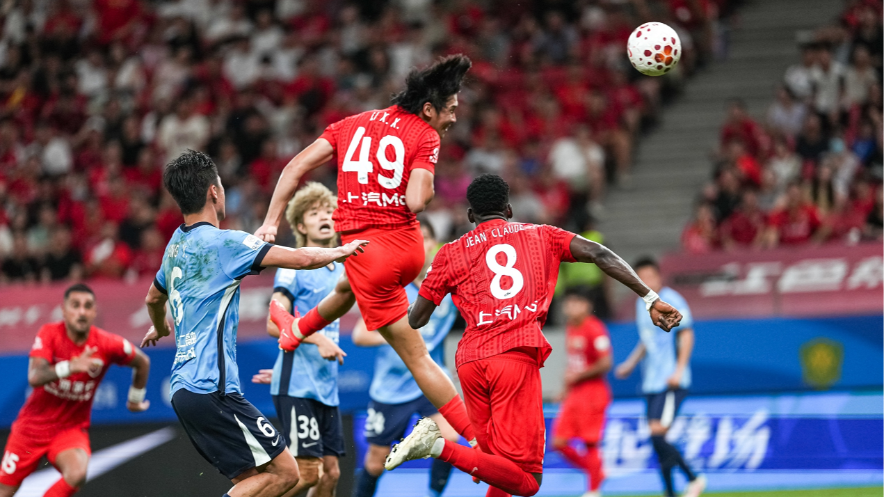 Li Xinxiang du port de Shanghai marque lors du match nul 1-1 à domicile contre Dalian Yingbo le 19 août 2026. /Weibo