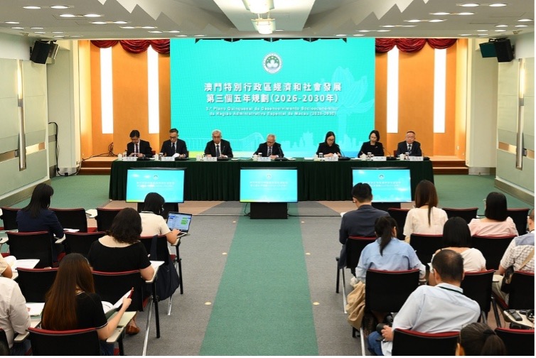 Le directeur général de la RAS de Macao, Sam Hou Fai, assiste à une conférence de presse sur le troisième plan quinquennal de la région. RAS de Macao, Chine, 18 août 2026. /VCG