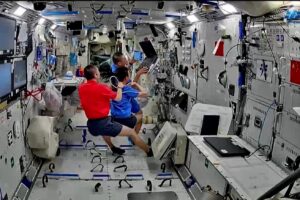 L&rsquo;équipage de Shenzhou-23 reste occupé pendant que le robot Xiaohang apprend en orbite