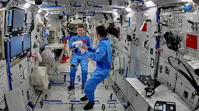 Les astronautes chinois interagissent avec le robot Xiaohang. /CMSA