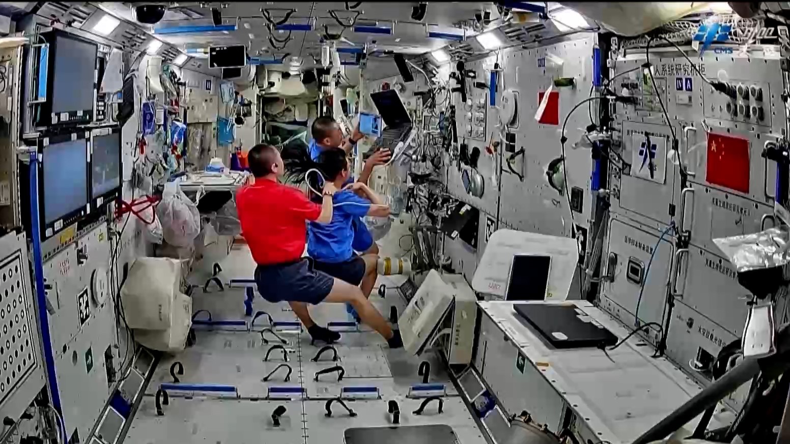 Trois astronautes chinois utilisent un appareil à ultrasons pour examiner les muscles. /Agence spatiale chinoise habitée