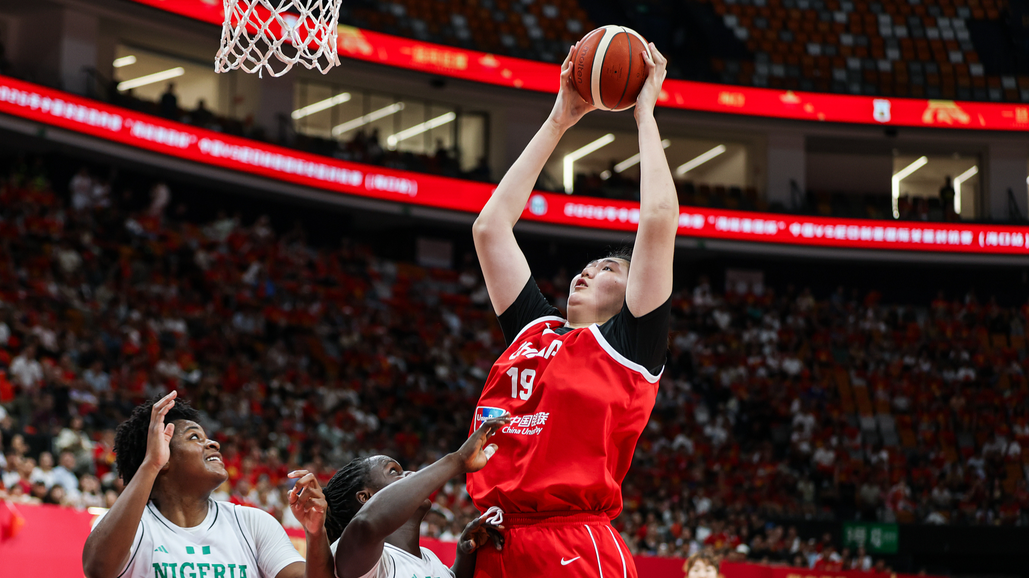 Zhang Ziyu se lève pour un lay-up lors du match de préparation à la Coupe du monde de basket-ball féminin FIBA ​​entre la Chine et le Nigeria à Haikou, Hainan, Chine, le 7 août 2026. /VCG