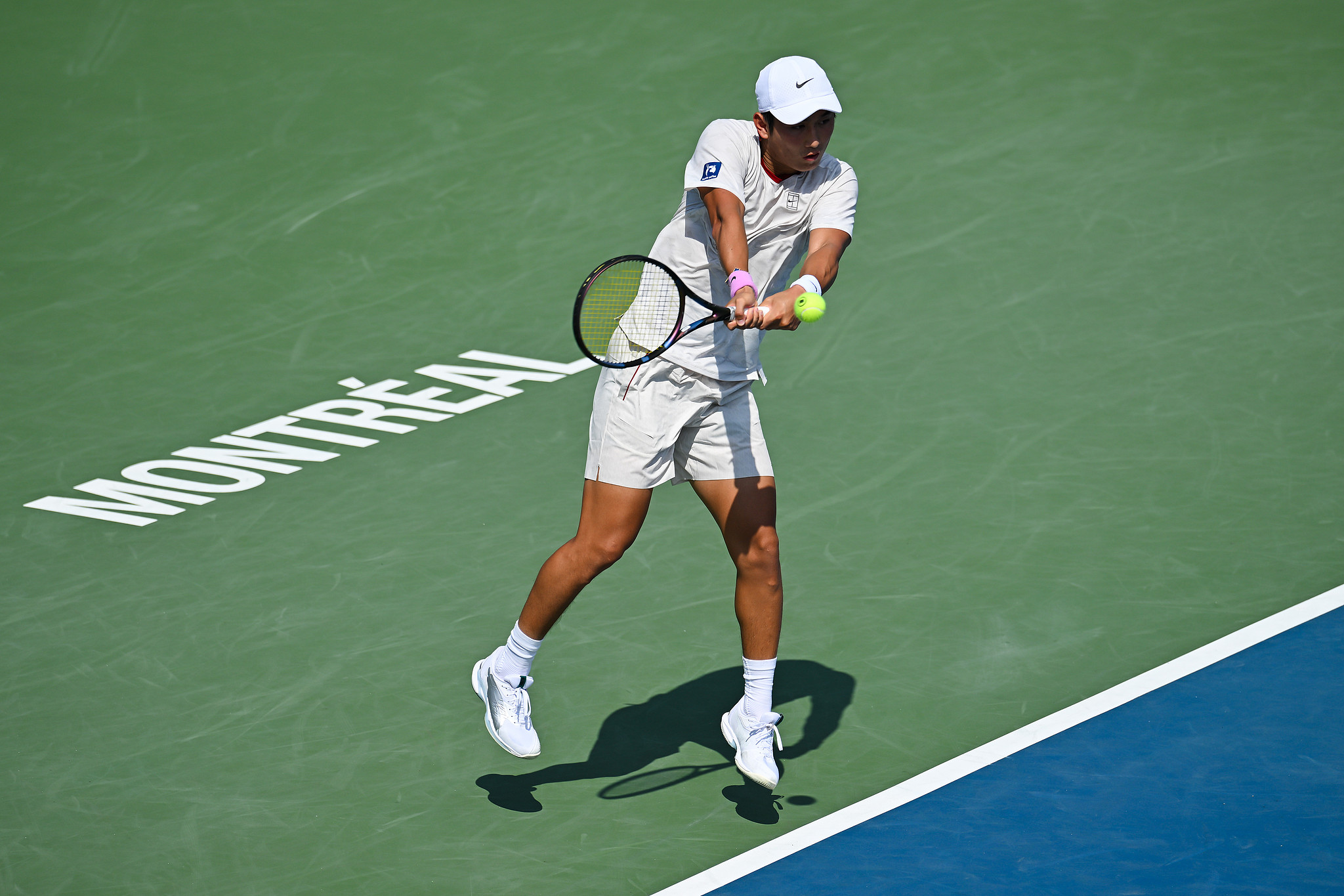 Le Chinois Shang Juncheng frappe un tir contre l'Italien Luciano Darderi au troisième tour de l'Open ATP Banque Nationale à Montréal, Québec, Canada, le 6 août 2026. /VCG