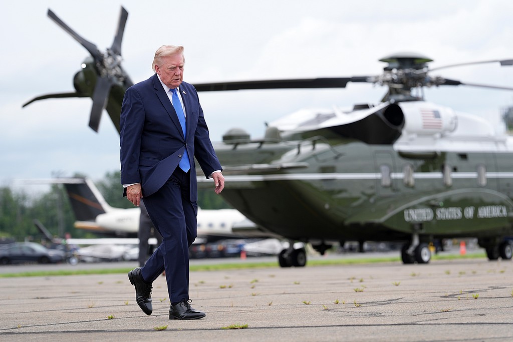 Le président américain Donald Trump quitte Marine One pour monter à bord d'Air Force One à l'aéroport municipal de Morristown, à Morristown, New Jersey, États-Unis, le 2 août 2026. /VCG