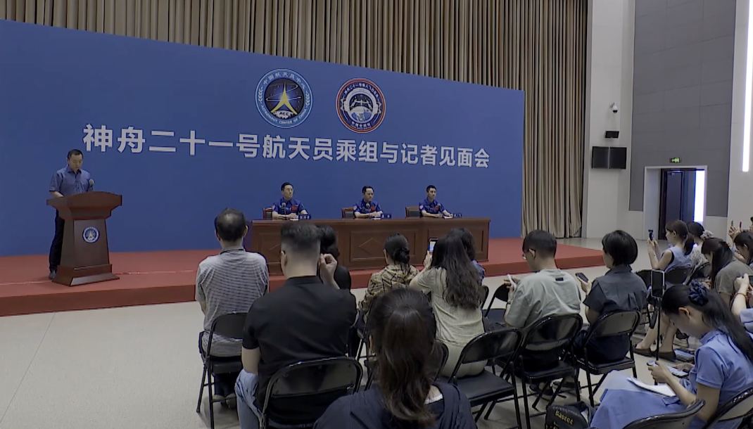 Les trois astronautes de la mission chinoise Shenzhou-21 rencontrent la presse à Pékin, en Chine, le 5 août 2026. /CMG