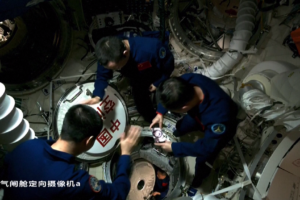 Les astronautes de Shenzhou-23 terminent leur sortie dans l&rsquo;espace et réparent leur aile solaire
