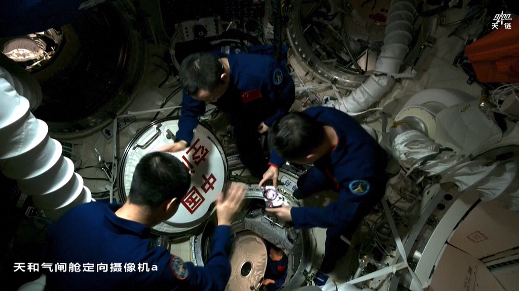 L'équipage de Shenzhou-21 accueille les astronautes de Shenzhou-23 nouvellement arrivés à bord de la Station spatiale chinoise après avoir ouvert l'écoutille, le 25 mai 2026. /VCG