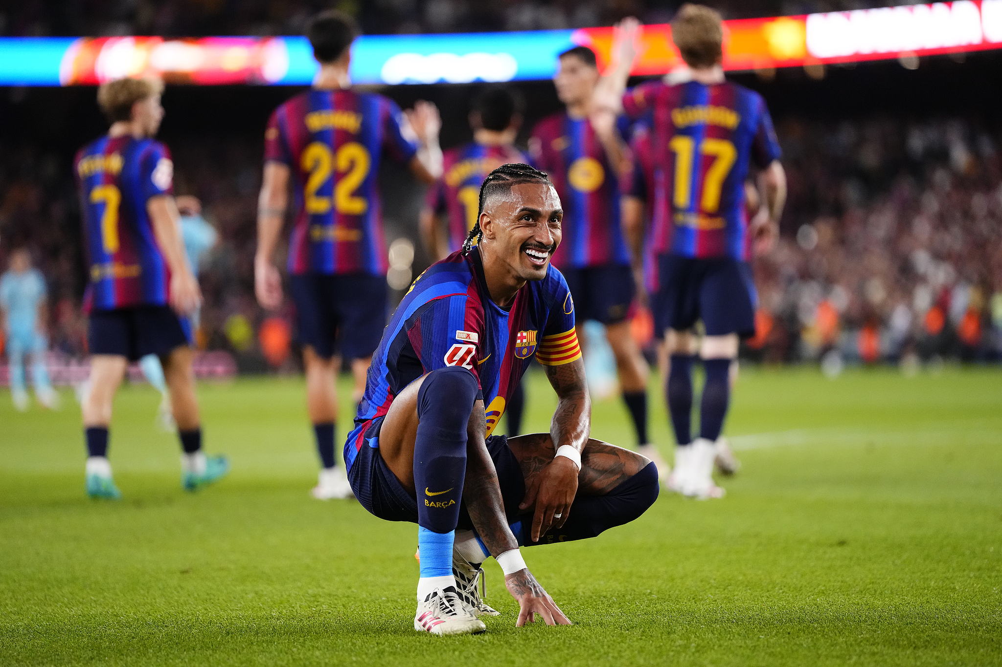 Le capitaine de Barcelone Raphinha célèbre après avoir marqué le premier but de son équipe lors du match de la Liga contre l'Athletic Club au Camp Nou à Barcelone, Espagne, le 27 août 2026. /VCG