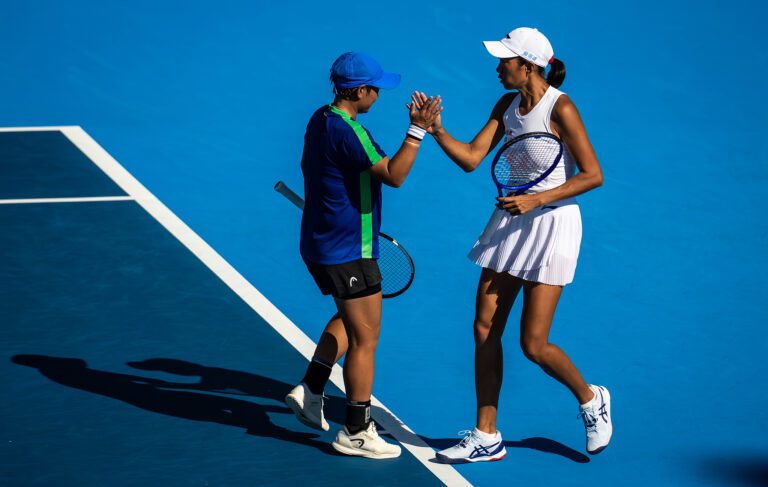 Les Chinois Zhang Shuai (à droite) et Jiang Xinyu se donnent un high-five lors du match quart de finale du double féminin contre le duo américain Iva Jovic et Caty McNally à l'Open de Cincinnati à Cincinnati, Ohio, le 20 août 2026. /VCG