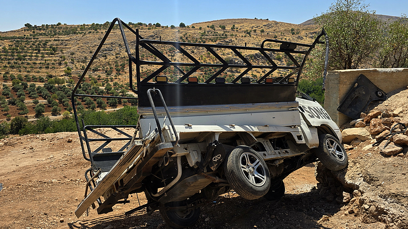 Un véhicule civil endommagé est vu à la suite d'une attaque signalée par un véhicule aérien sans pilote de l'armée israélienne dans la campagne de Quneitra, en Syrie, le 22 août 2026. /VCG
