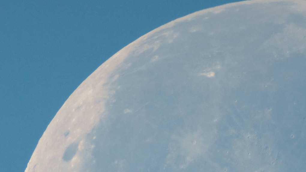 La lune pendant les heures du matin alors que les astronomes allemands observent la surface de la lune depuis leur plate-forme de l'Observatoire de Kassel lors d'une campagne d'observation internationale suite à l'impact prévu d'un étage supérieur du SpaceX Falcon 9 près du cratère lunaire Einstein, le 5 août 2026. /VCG