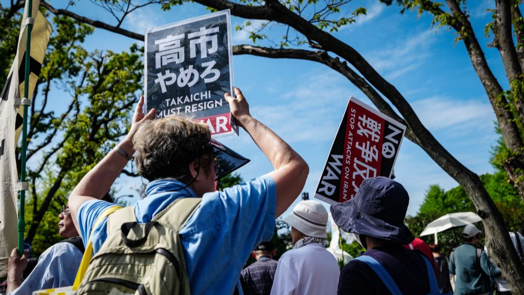 Des gens participent à un rassemblement autour du bâtiment de la Diète nationale à Tokyo, au Japon, appelant à la protection de la Constitution pacifiste du pays, le 19 avril 2026. /Xinhua